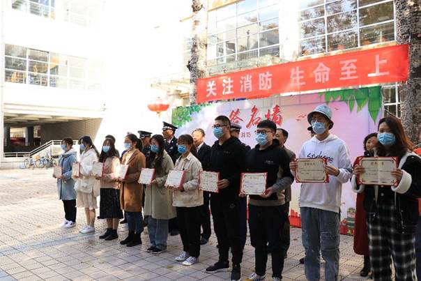 一群人站在街道上描述已自动生成 一群人站在街道上描述已自动生成