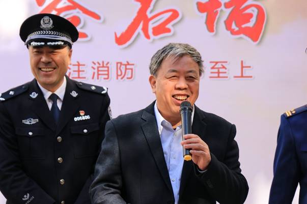 穿着军装的人和穿西装的男人描述已自动生成 穿着军装的人和穿西装的男人描述已自动生成