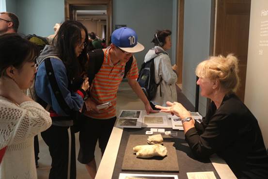 det365官网同学与大英博物馆讲解员交流