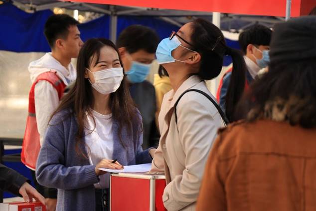 一群人正在聊天描述已自动生成 一群人正在聊天描述已自动生成